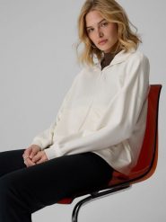 4F Bluza dresowa loose bez kaptura damska - kremowa S. Białe bluzy sportowe damskie 4f, s, bez wzorów, z dresówki, bez kaptura, na fitness i siłownię. Za 199.99 zł.