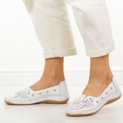 Białe ażurowe skórzane półbuty damskie Cambell 40332. Białe półbuty damskie Cambell, na lato, w ażurowe wzory, z jeansu, biznesowe, z okrągłym noskiem, bez obcasa, bez zapięcia. W wyprzedaży za 157.52 zł.