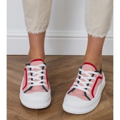 Różowe trampki damskie na platformie. Czerwone trampki i tenisówki damskie bez wzorów, z tkaniny, sportowe, bez zapięcia. Za 74.48 zł.