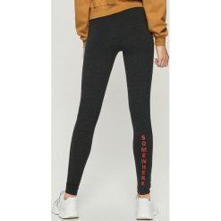 Dzianinowe legginsy z napisem - Szary. Szare legginsy damskie Sinsay, z napisami, z dzianiny. Za 29.99 zł.