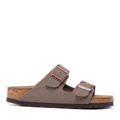 Klapki Birkenstock. Brązowe klapki damskie Birkenstock, bez wzorów, bez obcasa. Za 449.99 zł.