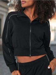 Krótka rozpinana bluza soft touch - czarny. Czarne bluzy damskie Sinsay, l, bez wzorów, z dzianiny, bez kaptura. W wyprzedaży za 39.99 zł.