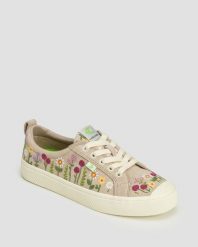 Trampki zamszowe Cariuma OCA Low Rose Suede Embroidered Flowers. Brązowe trampki i tenisówki damskie CARIUMA, bez wzorów, z gumy, bez zapięcia. Za 338.25 zł.