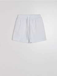 Bawełniane szorty z przeszyciami - kremowy. Białe szorty damskie Sinsay, l, bez wzorów, z bawełny. Za 39.99 zł.