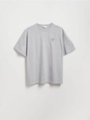 T-shirt boxy z nadrukiem na plecach - jasnoszary. Szare t-shirty męskie Reserved, l, bez wzorów, z bawełny, bez kołnierzyka. Za 69.99 zł.