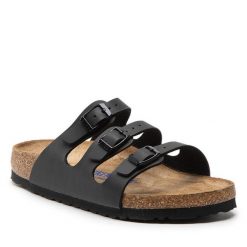 Klapki Birkenstock. Czarne klapki damskie Birkenstock, bez wzorów, bez obcasa. Za 359.99 zł.