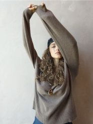 Sweter chunky z dekoltem V - beżowy. Brązowe swetry damskie Sinsay, l, bez wzorów, bez kołnierzyka, bez ramiączek, bez kaptura. Za 49.99 zł.