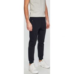 Armani Exchange - Spodnie. Niebieskie spodnie materiałowe męskie Armani Exchange, m, bez wzorów, z dzianiny, casualowe. W wyprzedaży za 359.90 zł.