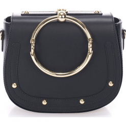 Skórzana torebka w kolorze czarnym - 22 x 20 x 8 cm. Czarne torby na ramię damskie Black Bags. W wyprzedaży za 260.95 zł.