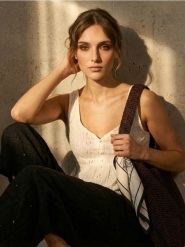 Ażurowa bluzka na ramiączkach - kremowy. Białe bluzki damskie Sinsay, l, w ażurowe wzory, bez kołnierzyka, bez ramiączek. Za 25.99 zł.