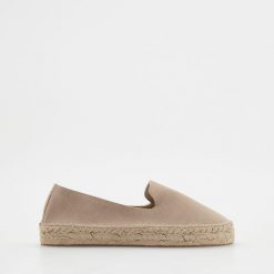 Zamszowe espadryle - beżowy. Brązowe espadryle damskie Reserved, bez wzorów, ze skóry, bez obcasa, bez zapięcia. W wyprzedaży za 79.99 zł.