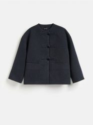 Flauszowa kurtka z ozdobnym zapięciem - granatowy. Niebieskie kurtki damskie Reserved, l, bez wzorów, z tkaniny, bez kaptura. Za 299.99 zł.
