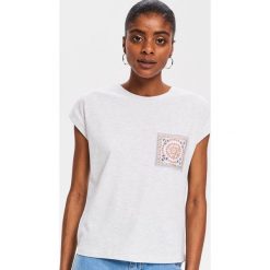 T-shirt z kontrastową kieszenią - Jasny szar. T-shirty damskie marki Reserved. Za 29.99 zł.