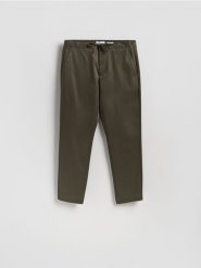 Spodnie carrot fit - zielony. Zielone spodnie materiałowe męskie Reserved, l, bez wzorów, z lyocellu. Za 149.99 zł.