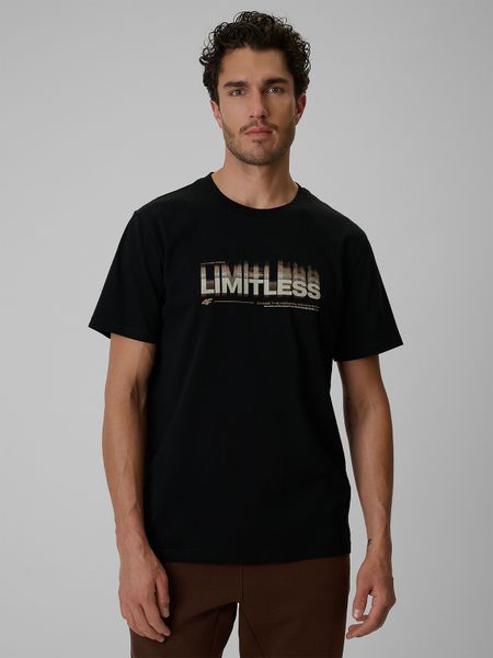 4F T-shirt regular z nadrukiem męski - czarny L. Czarne koszulki sportowe męskie 4f, l, bez wzorów, z materiału, sportowe, bez kołnierzyka. W wyprzedaży za 49.99 zł.