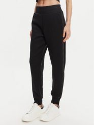 Guess Spodnie dresowe W5YB11 KBYE2 Czarny Regular Fit. Czarne spodnie dresowe damskie Guess, xl, z aplikacjami, z dresówki. Za 239.99 zł.