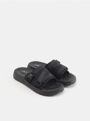 Klapki - czarny. Czarne klapki męskie Sinsay. Za 39.99 zł.