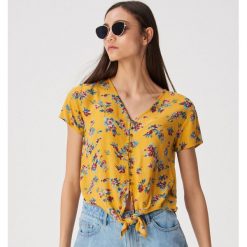 Bluzka z wiązaniem - Żółty. Bluzki damskie marki Sinsay. Za 29.99 zł.