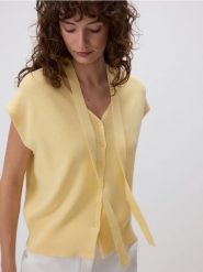 Dzianinowa bluzka - jasnożółty. Żółte bluzki damskie Reserved, l, bez wzorów, z dzianiny, bez kołnierzyka, bez ramiączek. Za 119.99 zł.