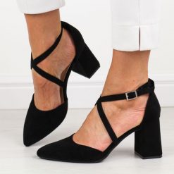 Czarne zamszowe sandały damskie na słupku z zakrytymi palcami i pietą Sergio Leone Sk840. Czarne sandały damskie Sergio Leone, bez wzorów, ze skóry, bez obcasa, na słupku, bez zapięcia. Za 159.00 zł.