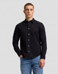 KOSZULA MĘSKA LEE LS CLEAN SHIRT BLACK 112386620. Czarne koszule męskie Lee, m, bez wzorów, bez kołnierzyka, bez ramiączek. Za 169.99 zł.