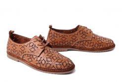 MANITU 840157-21 cognac, półbuty damskie. Brązowe półbuty damskie Manitu, na lato, w ażurowe wzory, ze skóry, bez obcasa, bez zapięcia. Za 254.92 zł.