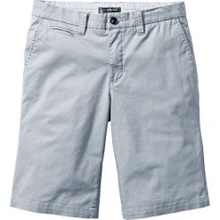 Bermudy chino w delikatny deseń Slim Fit bonprix srebrnoszary z nadrukiem. Szare szorty męskie marki bonprix, z nadrukiem. Za 44.99 zł.