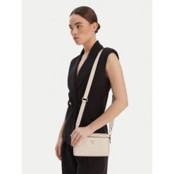 Torebka Guess. Białe listonoszki damskie Guess, z aplikacjami, bez dodatków. Za 325.99 zł.