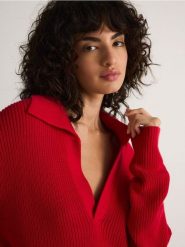 Bawełniany sweter polo - czerwony. Czerwone swetry przez głowę męskie Reserved, l, bez wzorów, z bawełny, bez kołnierzyka. W wyprzedaży za 69.99 zł.