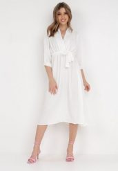 Biała Sukienka Rheniolea. Białe sukienki damskie Born2be, m, bez wzorów, eleganckie, bez kołnierzyka, bez ramiączek, midi, kopertowe. Za 29.99 zł.