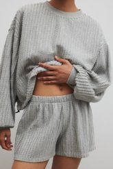 Spodenki z dzianiny strukturalnej w kolorze COOL GREY- SANDE-M/L. Szare szorty damskie Marsala, l, bez wzorów, z bawełny. Za 199.90 zł.