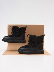 Botki - czarny. Czarne botki damskie Sinsay, z materiału, bez obcasa, bez zapięcia. Za 99.99 zł.
