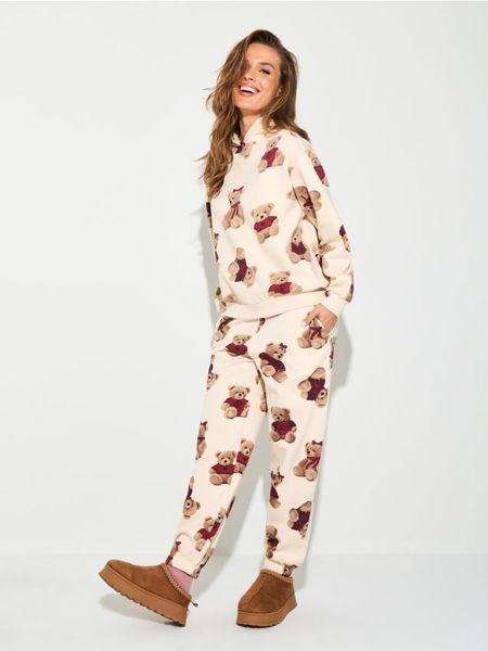 Spodnie jogger ze wzorem - kremowy. Białe spodnie materiałowe damskie Sinsay, l, bez wzorów. Za 39.99 zł.