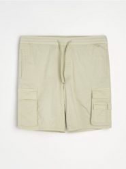 Bawełniane szorty cargo - zielony. Zielone szorty męskie Sinsay, m, bez wzorów, z bawełny. Za 69.99 zł.