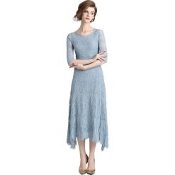 Sukienka w kolorze jasnoniebieskiem. Niebieskie sukienki damskie Kaimilan, w koronkowe wzory, z koronki, z asymetrycznym kołnierzem. W wyprzedaży za 144.95 zł.