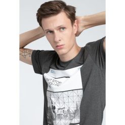 T-shirt męski TSM027 - ciemny szary melanż. Szare t-shirty męskie 4f, m, bez wzorów, z bawełny, bez kołnierzyka. W wyprzedaży za 39.99 zł.