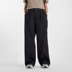 Spodnie damskie New Balance WP51538BK – czarne. Czarne spodnie materiałowe damskie New Balance, l, bez wzorów, z bawełny, z podwyższonym stanem. Za 359.99 zł.