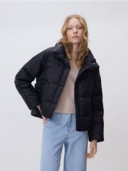 Pikowana kurtka z puchem - czarny. Czarne kurtki damskie Reserved, l, bez wzorów, z puchu, bez kaptura. Za 259.99 zł.
