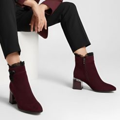 Botki damskie S. Barski, na słupku zamszowe bogato zdobione i na zamek, bordowe, MR52-127. Czerwone kozaki damskie S.BARSKI, z lakierowanej skóry, bez obcasa, na obcasie. Za 339.99 zł.