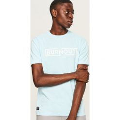 Melanżowy t-shirt z nadrukiem - Niebieski. Niebieskie t-shirty męskie Reserved, z nadrukiem. Za 49.99 zł.
