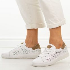 Białe skórzane ażurowe półbuty damskie Filippo Dp7681/26. Białe półbuty damskie Filippo, na jesień, w ażurowe wzory, z jeansu, klasyczne, z okrągłym noskiem, bez obcasa, na koturnie, bez zapięcia. W wyprzedaży za 192.72 zł.