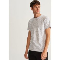 T-shirt z nadrukiem - Biały. Białe t-shirty męskie Reserved, z nadrukiem. Za 49.99 zł.