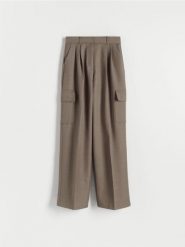 Spodnie z kieszeniami cargo - ciemnozielony. Zielone spodnie materiałowe damskie Reserved, l, bez wzorów, z tkaniny. W wyprzedaży za 45.99 zł.