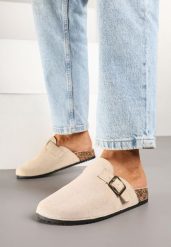 Beżowe Klapki w Stylu Chodaków Ozdobione Klamrą Alvessia. Brązowe klapki damskie Born2be, bez wzorów, z jeansu, bez obcasa, na płaskiej podeszwie. Za 64.99 zł.