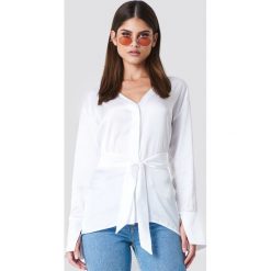 Sahara Ray x NA-KD Satynowa koszula oversize z wiązaniem - White. Białe koszule damskie Sahara Ray x NA-KD, z poliesteru, z długim rękawem. W wyprzedaży za 99.37 zł.