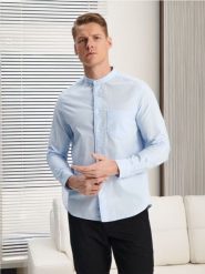 Koszula regular - błękitny. Niebieskie koszule męskie Sinsay, l, bez wzorów, z bawełny, bez kołnierzyka, bez ramiączek. Za 45.99 zł.
