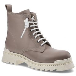 Botki damskie Artiker, trzewik za kostkę cholewka gładka z przeszyciami sznurowanie pętla z tyłu masywna podeszwa z bieżnikiem zaznaczony nosek natur. Brązowe botki damskie Artiker, ze skóry, eleganckie, za kostkę, bez obcasa, bez zapięcia. Za 259.00 zł.