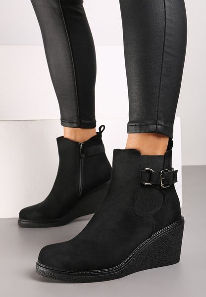 Czarne Botki w Stylu Sztybletów na Koturnie Ozdobione Paskiem Erinnda. Czarne botki damskie Born2be, z jeansu, eleganckie, bez obcasa, na koturnie, bez zapięcia. Za 139.99 zł.