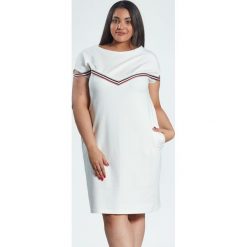 Sukienka Jula w kolorze ecru z lampasami duże rozmiary OVERSIZE PLUS SIZE WIOSNA. Sukienki damskie marki Moda Size Plus Iwanek. Za 129.90 zł.