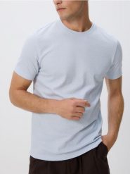 Strukturalny t-shirt regular fit - jasnoniebieski. Niebieskie t-shirty męskie Reserved, l, bez wzorów, z dzianiny, bez kołnierzyka. W wyprzedaży za 55.99 zł.